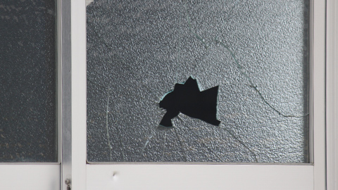 台風時の飛来物による壁・窓ガラスの破損